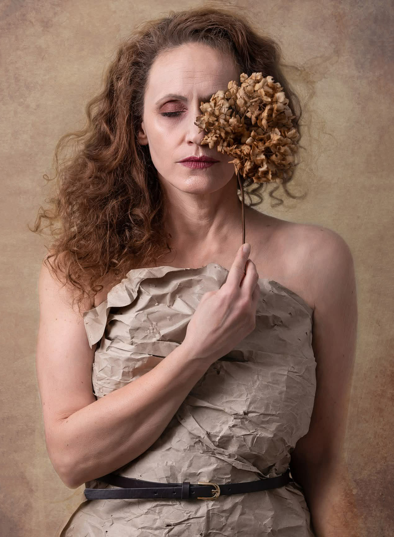 Joanna Raś — autoportret w lustrze z aparatem Nikon